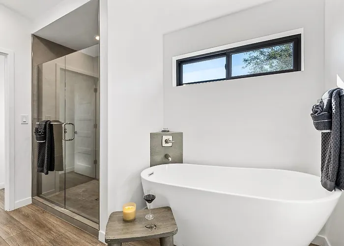 Dom wakacyjny Modern Luxury In West With Hot Tub *